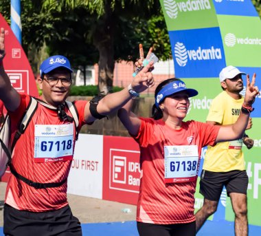 Yeni Delhi, Hindistan - 15 Ekim 2023 - Bitmek üzere olan maraton katılımcılarının bitiş çizgisini geçmek üzere olan Delhi Yarı Maratonu 2023
