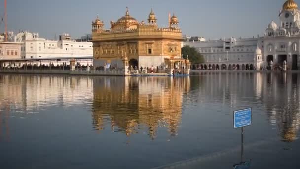 金殿的美丽景色 印度旁遮普邦Amritsar的Harmandir Sahib 印度著名锡克教徒的地标 印度Amritsar锡克教徒的主要圣地金殿 — 图库视频影像