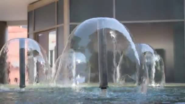 正式にデリーのプラハ マイダンとして知られるバラット マンダムの複合体の噴水 バラット マンダムの噴水 噴水の水 バラット マンダパム公園の噴水 — ストック動画