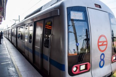 Yeni Delhi, Hindistan, 17 Şubat 2024 - Delhi Metro treni Yeni Delhi, Hindistan, Asya 'daki Jhandewalan metro istasyonuna varıyor.