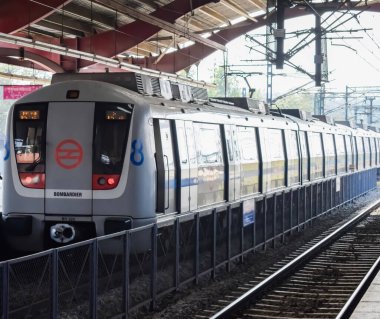 Yeni Delhi, Hindistan, 17 Şubat 2024 - Delhi Metro treni Yeni Delhi, Hindistan, Asya 'daki Jhandewalan metro istasyonuna varıyor.
