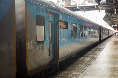 Amritsar, Hindistan, 3 Şubat 2024 - Amritsar tren istasyonunda sabah treni, Amritsar, Punjab tren istasyonunda renkli tren