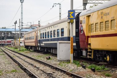 Amritsar, Hindistan, 3 Şubat 2024 - Amritsar tren istasyonunda sabah treni, Amritsar, Punjab tren istasyonunda renkli tren