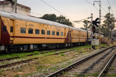 Amritsar, Hindistan, 3 Şubat 2024 - Amritsar tren istasyonunda sabah treni, Amritsar, Punjab tren istasyonunda renkli tren