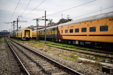 Amritsar, Hindistan, 3 Şubat 2024 - Amritsar tren istasyonunda sabah treni, Amritsar, Punjab tren istasyonunda renkli tren