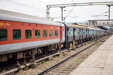 Amritsar, Hindistan, 3 Şubat 2024 - Amritsar tren istasyonunda sabah treni, Amritsar, Punjab tren istasyonunda renkli tren