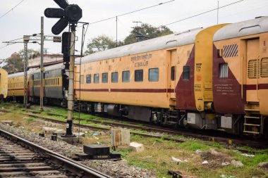 Amritsar, Hindistan, 3 Şubat 2024 - Amritsar tren istasyonunda sabah treni, Amritsar, Punjab tren istasyonunda renkli tren