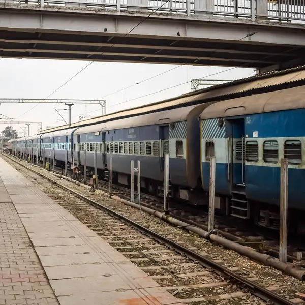 Amritsar, Hindistan, 3 Şubat 2024 - Amritsar tren istasyonunda sabah treni, Amritsar, Punjab tren istasyonunda renkli tren