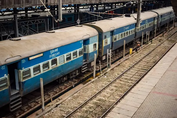 Amritsar, Hindistan, 3 Şubat 2024 - Amritsar tren istasyonunda sabah treni, Amritsar, Punjab tren istasyonunda renkli tren