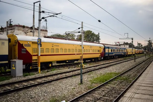 Amritsar, Hindistan, 3 Şubat 2024 - Amritsar tren istasyonunda sabah treni, Amritsar, Punjab tren istasyonunda renkli tren