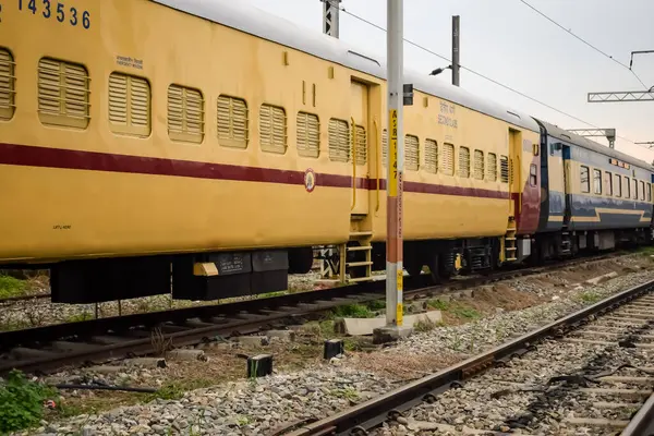 Amritsar, Hindistan, 3 Şubat 2024 - Amritsar tren istasyonunda sabah treni, Amritsar, Punjab tren istasyonunda renkli tren
