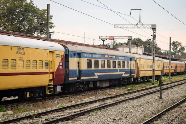 Amritsar, Hindistan, 3 Şubat 2024 - Amritsar tren istasyonunda sabah treni, Amritsar, Punjab tren istasyonunda renkli tren