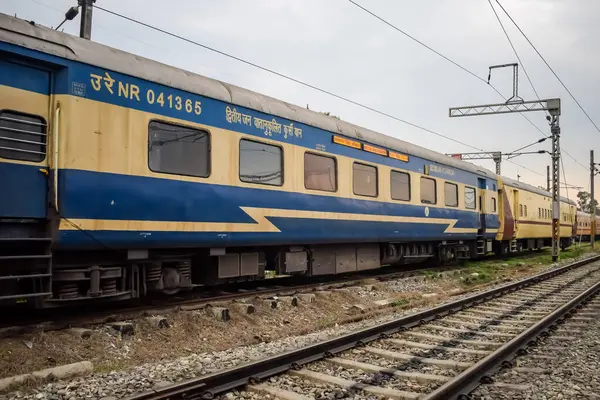 Amritsar, Hindistan, 3 Şubat 2024 - Amritsar tren istasyonunda sabah treni, Amritsar, Punjab tren istasyonunda renkli tren