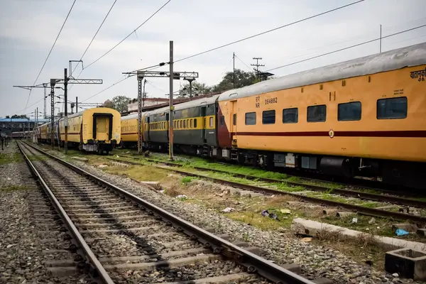 Amritsar, Hindistan, 3 Şubat 2024 - Amritsar tren istasyonunda sabah treni, Amritsar, Punjab tren istasyonunda renkli tren