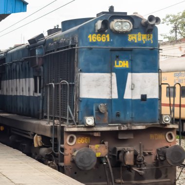 Amritsar, Hindistan, 3 Şubat 2024 - Amritsar tren istasyonunda gündüz vakti Hint elektrikli lokomotif motoru, Amritsar Shatabdi elektrikli lokomotif motoru