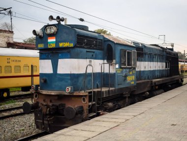 Amritsar, Hindistan, 3 Şubat 2024 - Amritsar tren istasyonunda gündüz vakti Hint elektrikli lokomotif motoru, Amritsar Shatabdi elektrikli lokomotif motoru