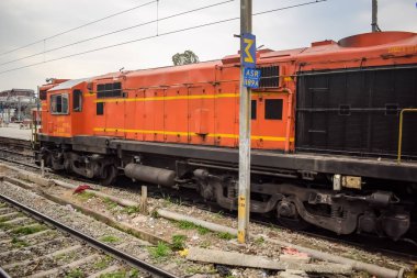 Amritsar, Hindistan, 3 Şubat 2024 - Amritsar tren istasyonunda gündüz vakti Hint elektrikli lokomotif motoru, Amritsar Shatabdi elektrikli lokomotif motoru