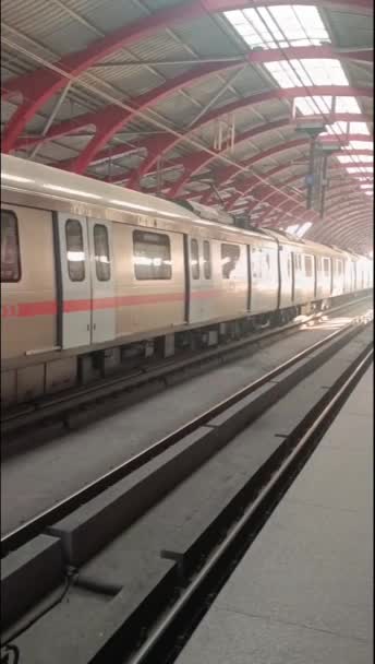 New Delhi Indie Únor 2024 Dillí Metro Vlak Přijíždí Stanici — Stock video