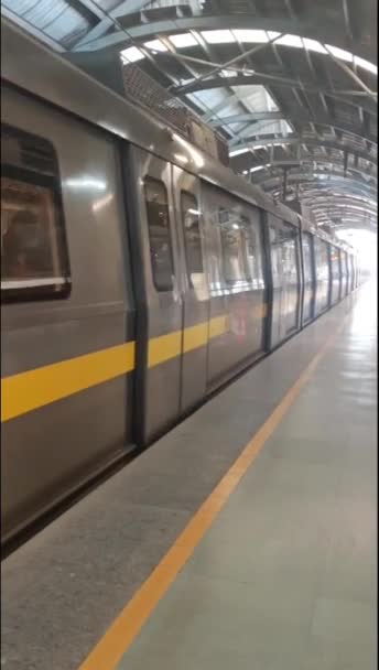 2024年2月17日 印度新德里 德里地铁到达印度新德里的Jhandewalan地铁站 亚洲公共地铁从Jhandewalan地铁站开出 — 图库视频影像