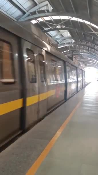 New Delhi Indie Lutego 2024 Delhi Metro Pociąg Przybywających Stacji — Wideo stockowe