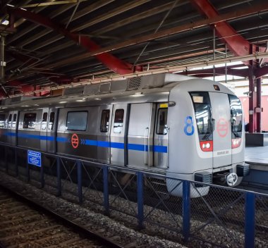 Yeni Delhi, Hindistan, 17 Şubat 2024 - Delhi Metro treni Yeni Delhi, Hindistan, Asya 'daki Jhandewalan metro istasyonuna varıyor.