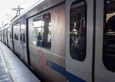 Yeni Delhi, Hindistan, 17 Şubat 2024 - Delhi Metro treni Yeni Delhi, Hindistan, Asya 'daki Jhandewalan metro istasyonuna varıyor.