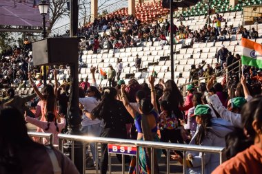 Wagah Sınırı, Amritsar, Punjab, Hindistan, 02 Şubat 2023 - Hindistan, Punjab yakınlarındaki Hindistan-Pakistan sınırında Sınır Güvenlik Kuvvetleri BSF muhafızlarının bayrak töreni