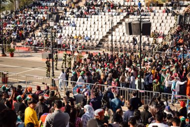 Wagah Sınırı, Amritsar, Punjab, Hindistan, 02 Şubat 2023 - Hindistan, Punjab yakınlarındaki Hindistan-Pakistan sınırında Sınır Güvenlik Kuvvetleri BSF muhafızlarının bayrak töreni