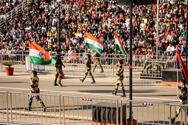 Wagah Sınırı, Amritsar, Punjab, Hindistan, 02 Şubat 2023 - Hindistan, Punjab yakınlarındaki Hindistan-Pakistan sınırında Sınır Güvenlik Kuvvetleri BSF muhafızlarının bayrak töreni