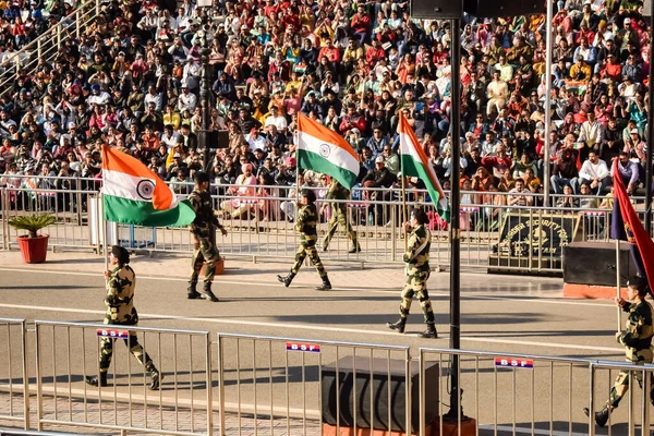 ワガボーダー アムリッサール パンジャブ インド 2月2023 アッタリ アムリッサル近くのインド パキスタン国境の国境警備隊による旗の式典 パンジャブ インドは毎晩開催 ロイヤリティフリーのストック写真