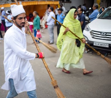 Delhi, Hindistan, 2 Ekim 2023 - Doğu Delhi bölgesinde Guru Nanak Dev, Nagar Kirtan 'ın doğum günü dolayısıyla geleneksel Nagar Kirtan, geleneksel Nagar geçit töreninde Sihler gatka ve dövüş sanatları sergiliyor