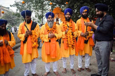 Delhi, Hindistan, 2 Ekim 2023 - Doğu Delhi bölgesinde Guru Nanak Dev, Nagar Kirtan 'ın doğum günü dolayısıyla geleneksel Nagar Kirtan, geleneksel Nagar geçit töreninde Sihler gatka ve dövüş sanatları sergiliyor