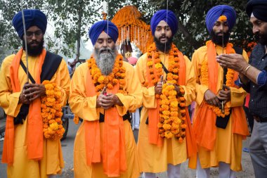 Delhi, Hindistan, 2 Ekim 2023 - Doğu Delhi bölgesinde Guru Nanak Dev, Nagar Kirtan 'ın doğum günü dolayısıyla geleneksel Nagar Kirtan, geleneksel Nagar geçit töreninde Sihler gatka ve dövüş sanatları sergiliyor
