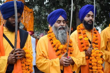Delhi, Hindistan, 2 Ekim 2023 - Doğu Delhi bölgesinde Guru Nanak Dev, Nagar Kirtan 'ın doğum günü dolayısıyla geleneksel Nagar Kirtan, geleneksel Nagar geçit töreninde Sihler gatka ve dövüş sanatları sergiliyor