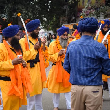 Delhi, Hindistan, 2 Ekim 2023 - Doğu Delhi bölgesinde Guru Nanak Dev, Nagar Kirtan 'ın doğum günü dolayısıyla geleneksel Nagar Kirtan, geleneksel Nagar geçit töreninde Sihler gatka ve dövüş sanatları sergiliyor