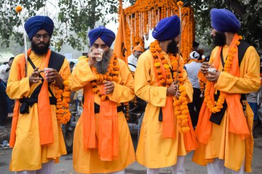 Delhi, Hindistan, 2 Ekim 2023 - Doğu Delhi bölgesinde Guru Nanak Dev, Nagar Kirtan 'ın doğum günü dolayısıyla geleneksel Nagar Kirtan, geleneksel Nagar geçit töreninde Sihler gatka ve dövüş sanatları sergiliyor