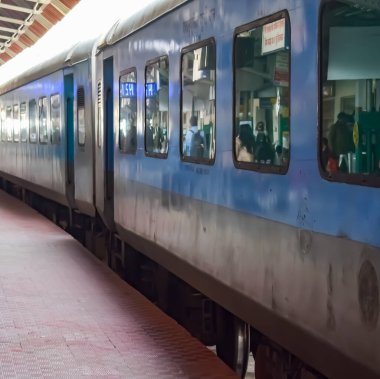 Kathgodam, Uttarakhand, Hindistan, 25 Eylül 2023 - Kathgodam tren istasyonunda sabah saatlerinde Hint tren istasyonu, Kathgodam, Uttarakhand tren istasyonu