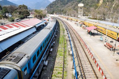 Kathgodam, Uttarakhand, Hindistan, 25 Eylül 2023 - Kathgodam tren istasyonunda sabah saatlerinde Hint tren istasyonu, Kathgodam, Uttarakhand tren istasyonu