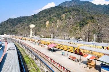 Kathgodam, Uttarakhand, Hindistan, 25 Eylül 2023 - Kathgodam tren istasyonunda sabah saatlerinde Hint tren istasyonu, Kathgodam, Uttarakhand tren istasyonu