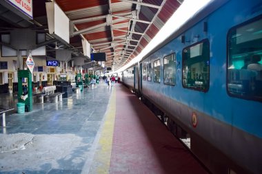 Kathgodam, Uttarakhand, Hindistan, 25 Eylül 2023 - Kathgodam tren istasyonunda sabah saatlerinde Hint tren istasyonu, Kathgodam, Uttarakhand tren istasyonu