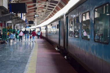 Kathgodam, Uttarakhand, Hindistan, 25 Eylül 2023 - Kathgodam tren istasyonunda sabah saatlerinde Hint tren istasyonu, Kathgodam, Uttarakhand tren istasyonu