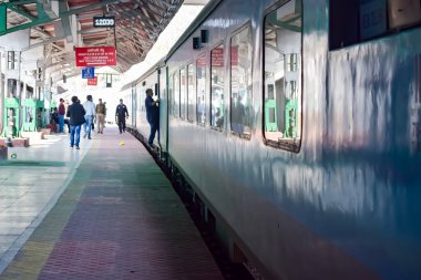 Kathgodam, Uttarakhand, Hindistan, 25 Eylül 2023 - Kathgodam tren istasyonunda sabah saatlerinde Hint tren istasyonu, Kathgodam, Uttarakhand tren istasyonu