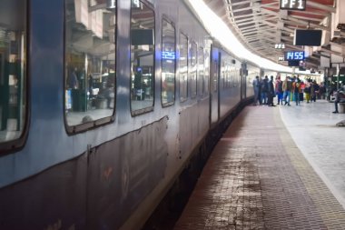 Kathgodam, Uttarakhand, Hindistan, 25 Eylül 2023 - Kathgodam tren istasyonunda sabah saatlerinde Hint tren istasyonu, Kathgodam, Uttarakhand tren istasyonu