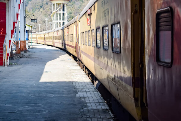 Огадам, Уттаракханд, Индия, 25 сентября 2023 года - Индийский железнодорожный поезд на платформе железнодорожной станции Огадам в утреннее время, скоростной поезд на железнодорожной станции Огадам, Уттаракханд