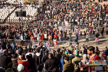 Wagah Sınırı, Amritsar, Punjab, Hindistan, 02 Şubat 2023 - Hindistan, Punjab yakınlarındaki Hindistan-Pakistan sınırında Sınır Güvenlik Kuvvetleri BSF muhafızlarının bayrak töreni