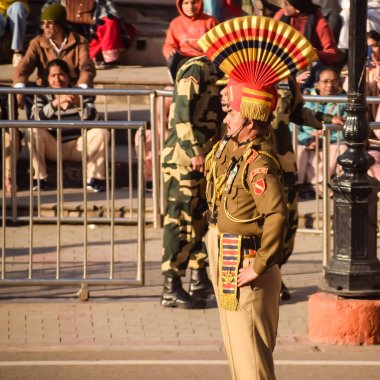 Wagah Sınırı, Amritsar, Punjab, Hindistan, 02 Şubat 2023 - Hindistan, Punjab yakınlarındaki Hindistan-Pakistan sınırında Sınır Güvenlik Kuvvetleri BSF muhafızlarının bayrak töreni