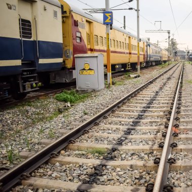 Amritsar, Hindistan, 3 Şubat 2024 - Amritsar tren istasyonunda sabah treni, Amritsar, Punjab tren istasyonunda renkli tren