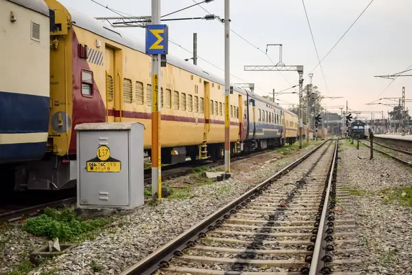 Amritsar, Hindistan, 3 Şubat 2024 - Amritsar tren istasyonunda sabah treni, Amritsar, Punjab tren istasyonunda renkli tren