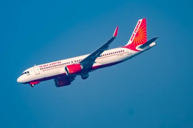 Yeni Delhi, Hindistan, 25 Aralık 2023 - Indra Gandhi Uluslararası Havaalanı A320 sefer sayılı Air India Airbus 'u Delhi' den havalanır.