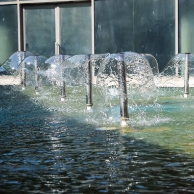 Delhi 'de Pragati Meydan olarak bilinen Bharat Mandapam kompleksindeki çeşme, Bharat Mandapam tesisinde çalışan çeşme, çeşmede su, Bharat Mandapam Parkı' ndaki çeşme